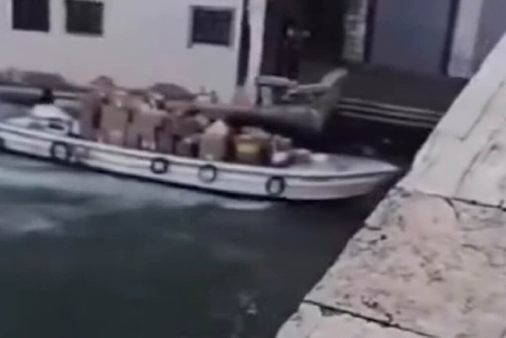 Ruba una barca e si schianta a sul ponte di Rialto a Venezia