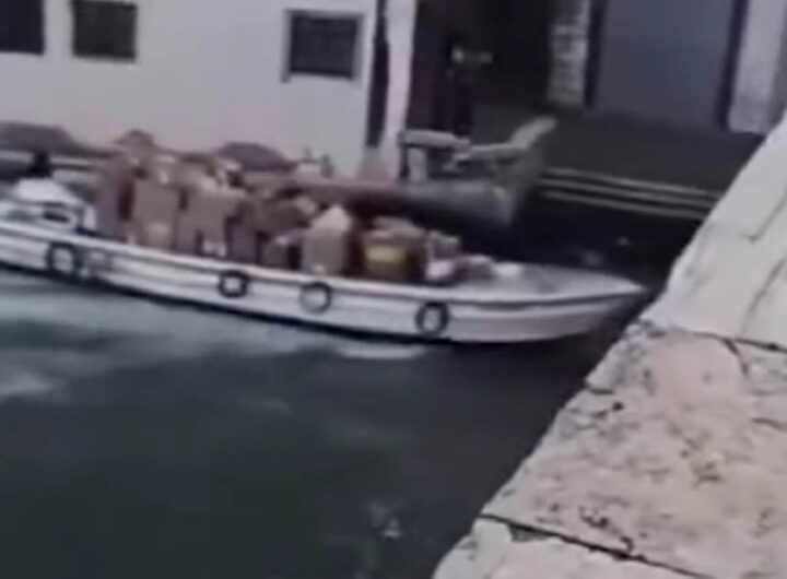 Ruba una barca e si schianta a sul ponte di Rialto a Venezia