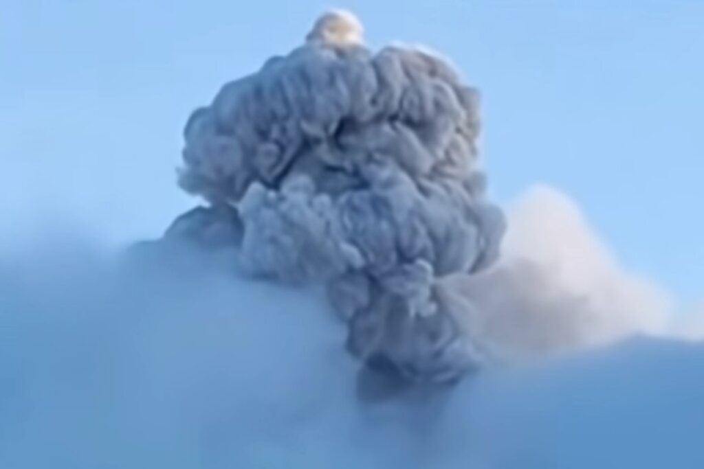 Eruzione vulcano Puracé in Colombia