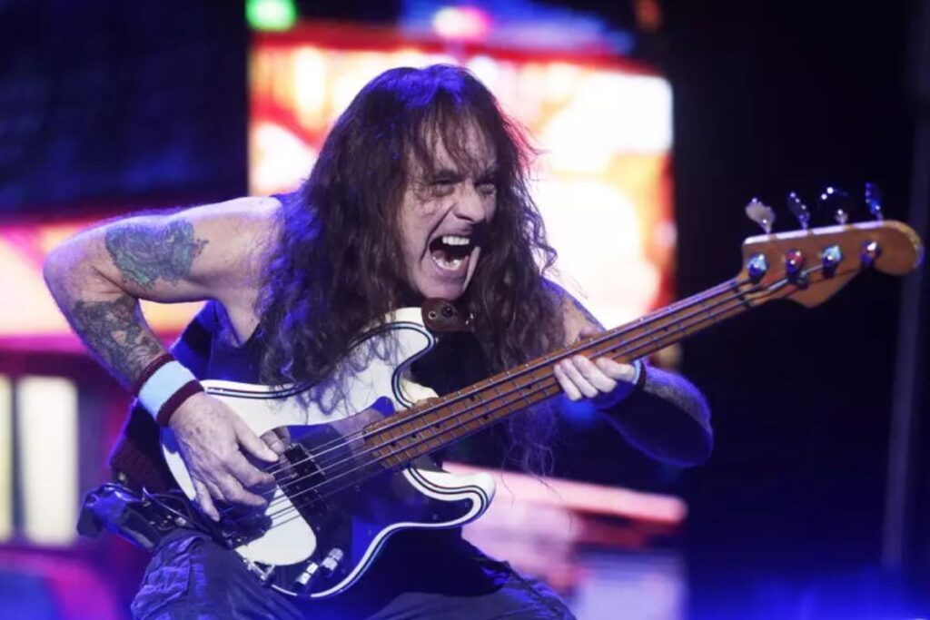 Steve Harris, bassista degli Iron Maiden, sul palco durante un'esibizione