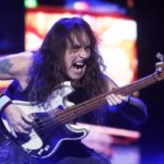 Steve Harris, bassista degli Iron Maiden, sul palco durante un'esibizione