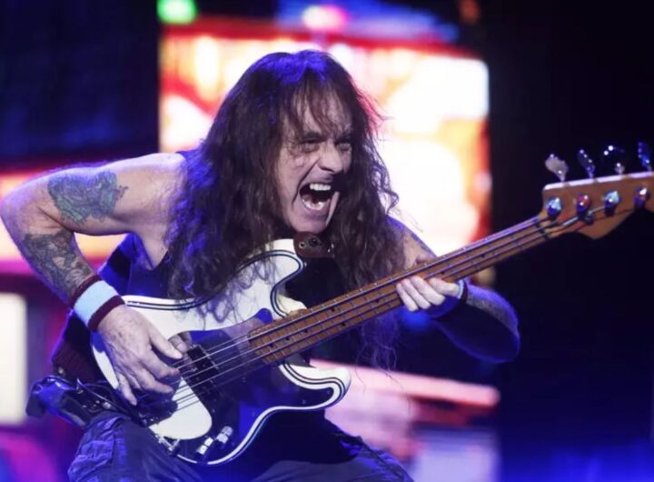 Steve Harris, bassista degli Iron Maiden, sul palco durante un'esibizione
