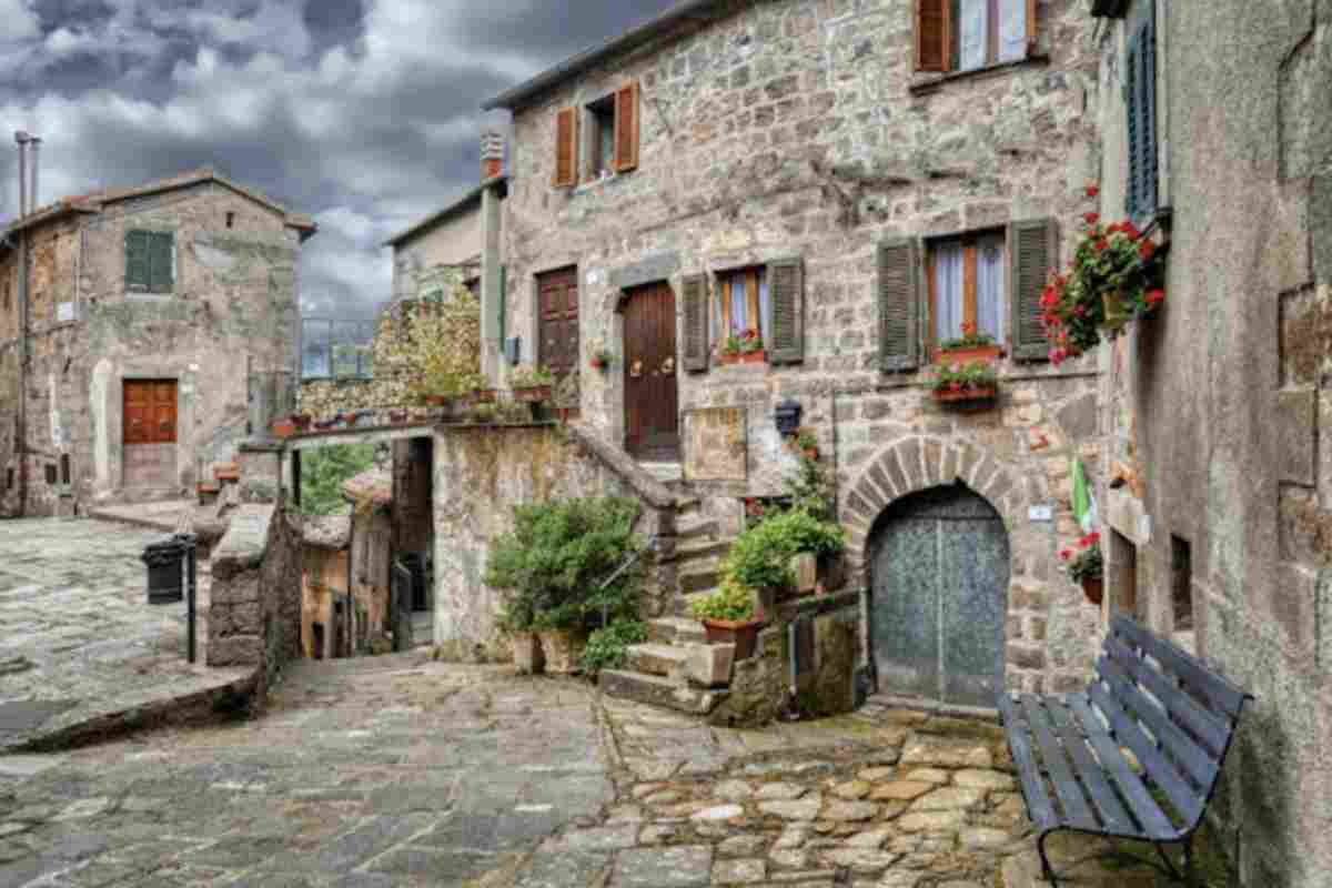 Il borgo è meta apprezzata sia in estate che in inverno, grazie alla vicinanza alle piste del Monte Amiata e alla ricchezza di itinerari naturalistici.