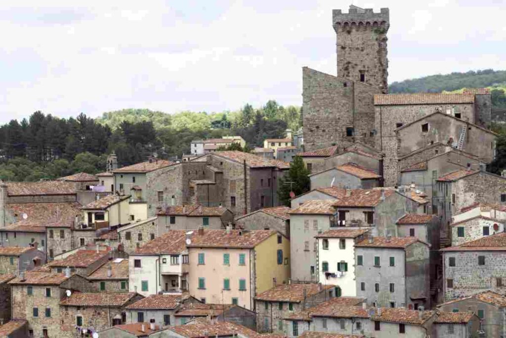 Con i suoi 4.327 abitanti, secondo i dati aggiornati a settembre 2025, è un luogo che custodisce un patrimonio storico,