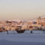 Con i suoi 745 abitanti, questa località si distingue per le imponenti nevicate che, soprattutto durante l’inverno, trasformano il territorio