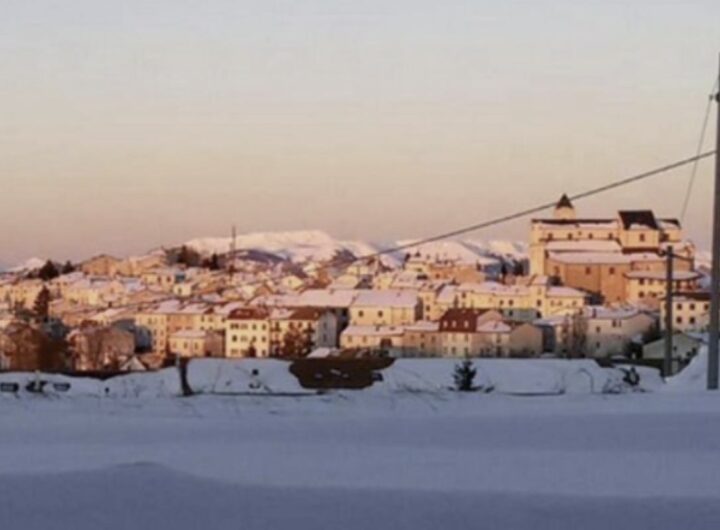 Con i suoi 745 abitanti, questa località si distingue per le imponenti nevicate che, soprattutto durante l’inverno, trasformano il territorio