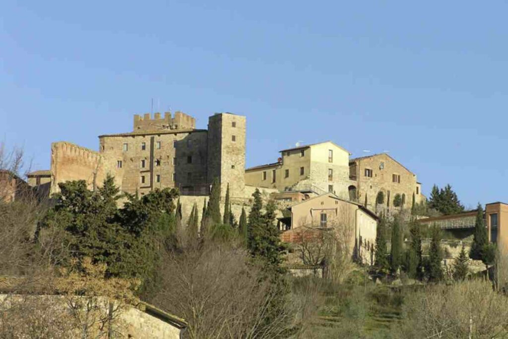 Questo borgo, situato nell’area valdelsana, rappresenta un vero e proprio scrigno di tesori che affondano le loro origini nell’Età del Ferro