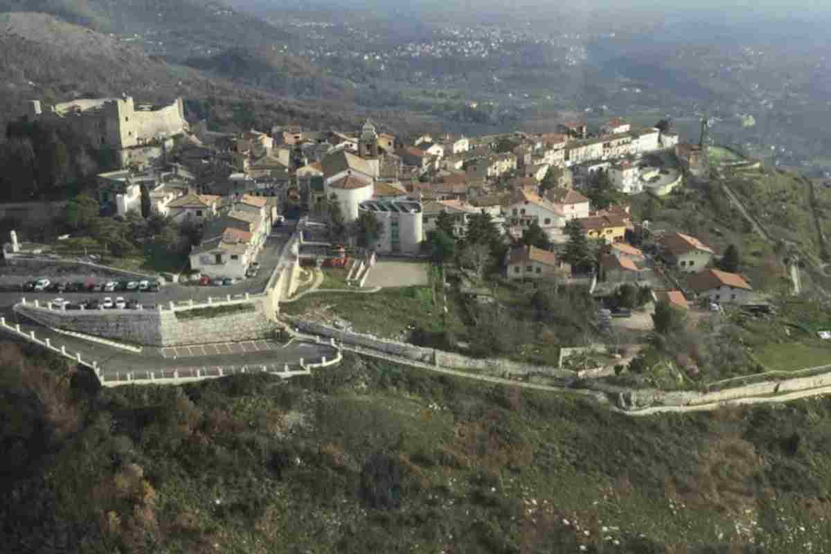 Proseguendo verso il centro Italia, si arriva a Castel San Pietro Romano, un borgo di poco più di 800 abitanti situato a meno di un’ora da Roma