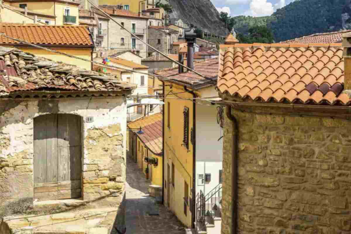 L’inverno rivela l’anima autentica di Castelmezzano. Il borgo, privo di massa turistica, si trasforma in un luogo silenzioso e quasi irreale