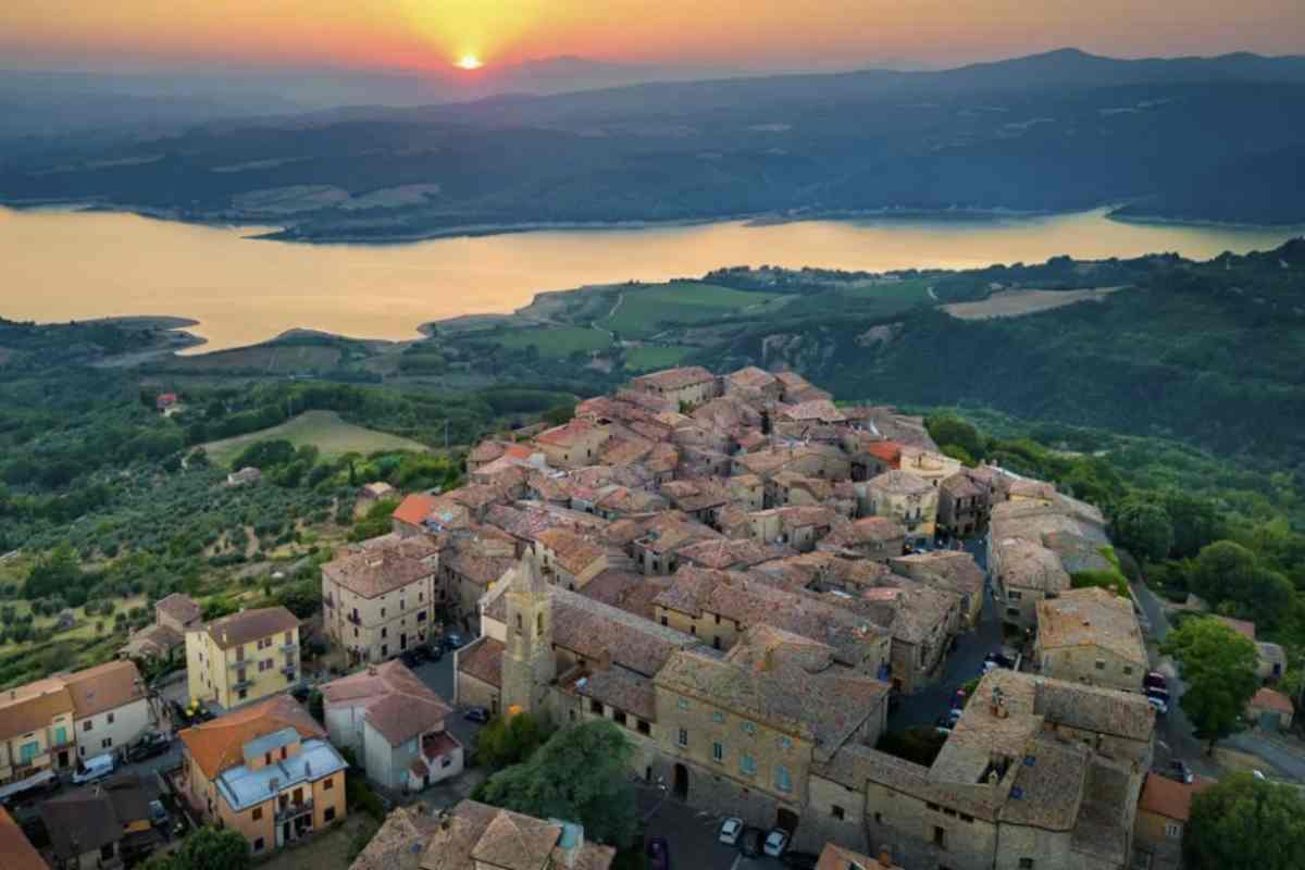 Il fascino del borgo sul lago di Corbara non risiede solo nella sua struttura architettonica o nella sua posizione panoramica