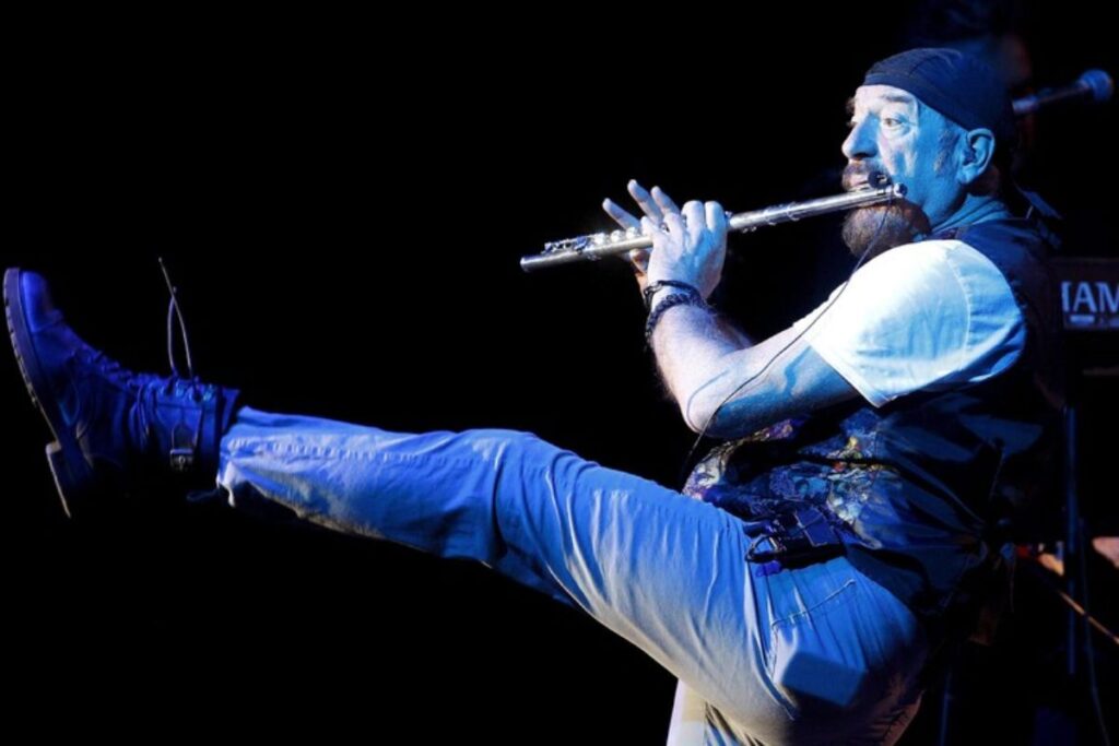 Ian Anderson con il suo flauto durante un'esibizione dal vivo