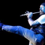 Ian Anderson con il suo flauto durante un'esibizione dal vivo