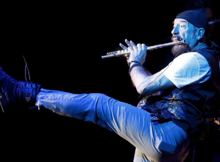 Ian Anderson con il suo flauto durante un'esibizione dal vivo