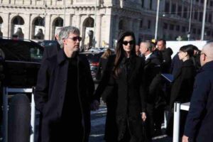 Anne Hathaway e il marito ai funerali di Valentino