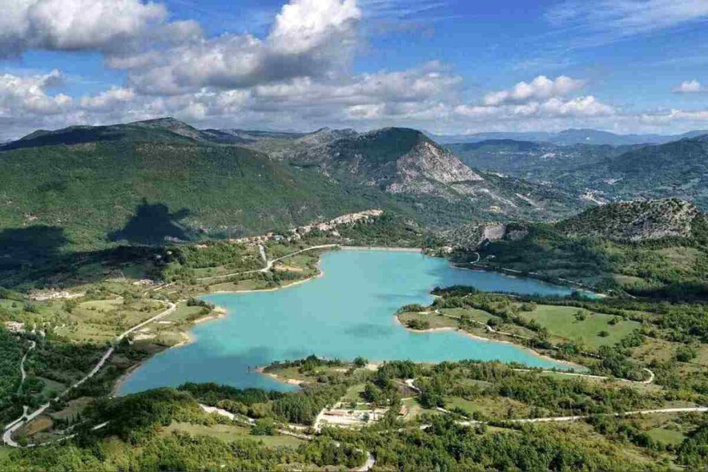 Questa suggestiva oasi, che ha saputo conquistare l’attenzione di appassionati di natura, sportivi e cultori della storia, rappresenta una meta imperdibile