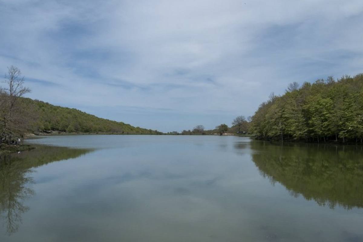 Il Lago Maulazzo è raggiungibile da Catania percorrendo la Strada Statale 284 fino a Cesarò, quindi seguendo le indicazioni per Portella Gazzana
