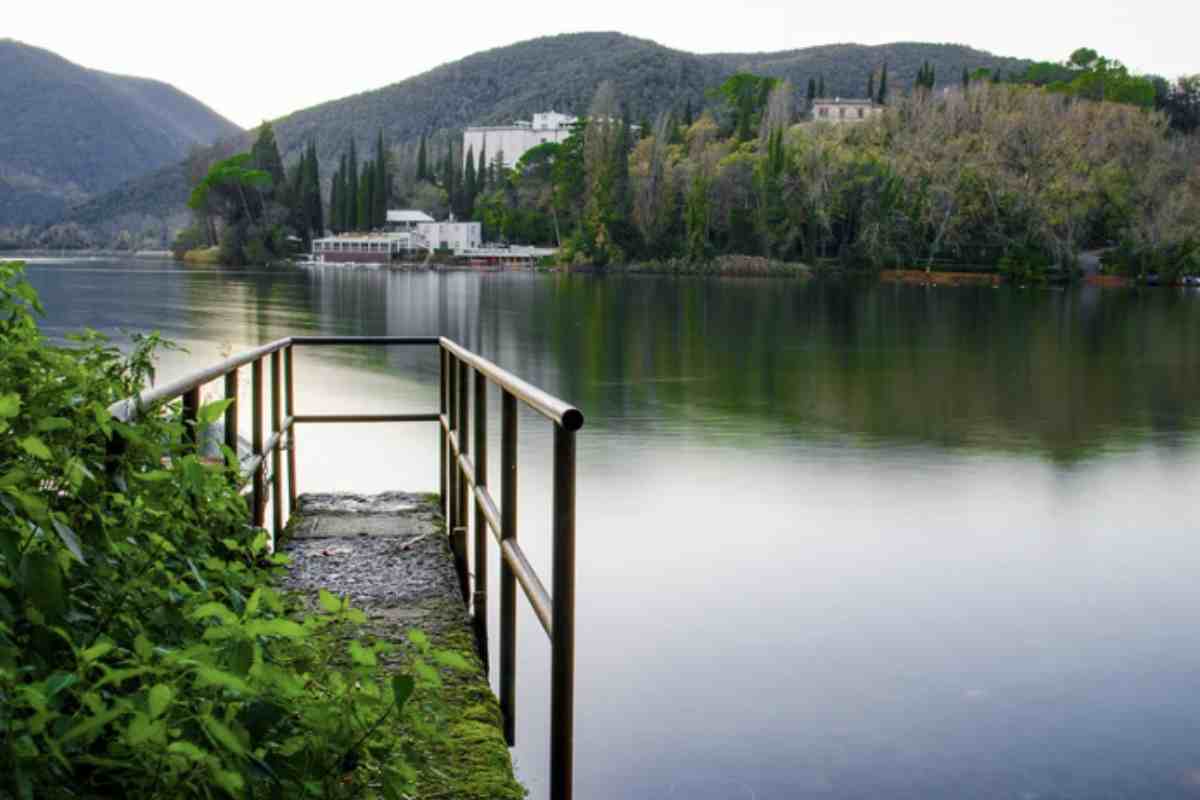 Il lago è noto anche per la sua particolare conformazione che favorisce la pratica di sport acquatici, in particolare il canottaggio