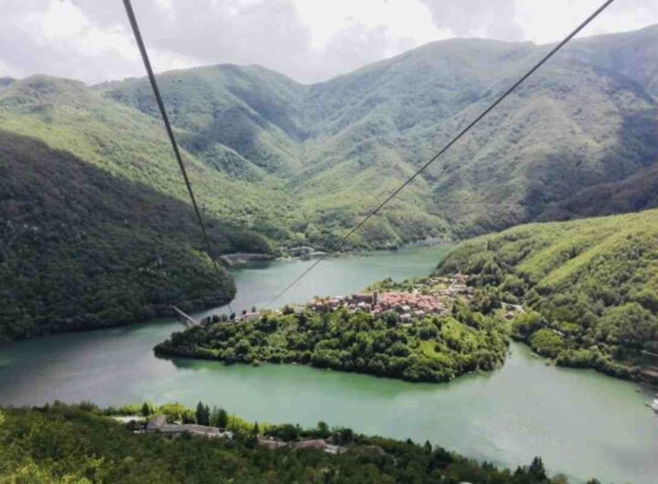 Questo spettacolo inquietante, che si ripete solo in rare occasioni, richiama ogni volta migliaia di visitatori desiderosi di scoprire il fascino