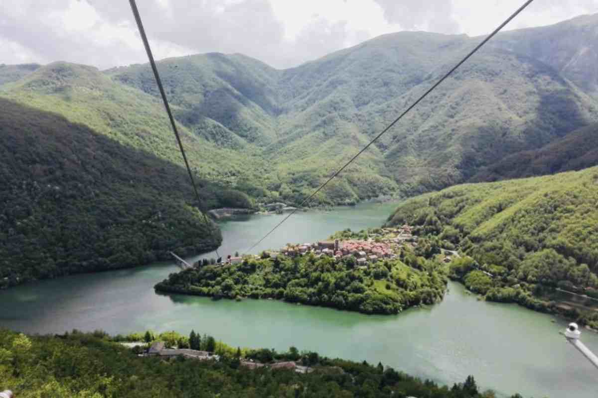 È l’Atlantide italiana, lo spettacolo inquietante del borgo che vive sotto un lago