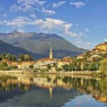 Stiamo parlando di Mergozzo, un borgo affacciato sull’omonimo lago, riconosciuto per la qualità delle sue acque e per il suo patrimonio