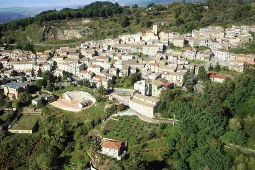 Tra questi, un borgo dell’entroterra calabrese si distingue per la sua autenticità e la vista mozzafiato che offre, diventando una meta imperdibile