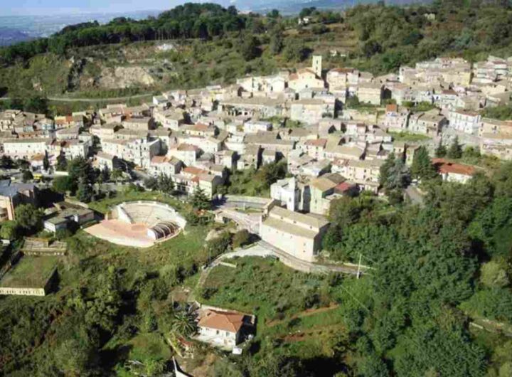 Tra questi, un borgo dell’entroterra calabrese si distingue per la sua autenticità e la vista mozzafiato che offre, diventando una meta imperdibile