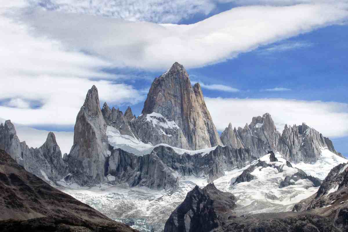 La vetta camaleonte: il segreto della montagna leggendaria che cambia colore ogni giorno