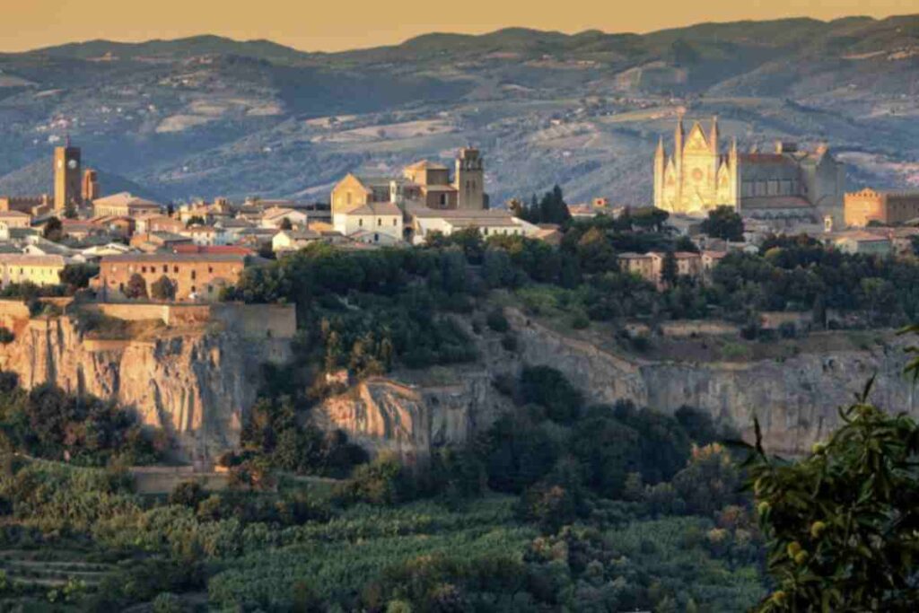 Con una storia che abbraccia quasi tremila anni, questo comune della provincia di Terni rappresenta un vero e proprio museo a cielo aperto