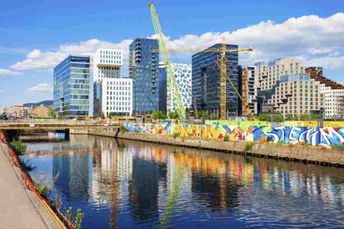 Oslo, pur essendo una capitale relativamente piccola rispetto ad altre metropoli europee, rappresenta un modello di sostenibilità urbana all’avanguardia.