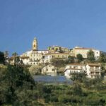 Questo piccolo borgo, pur non riconosciuto ufficialmente come Stato, esercita una forma di indipendenza che affascina visitatori da tutto il mondo