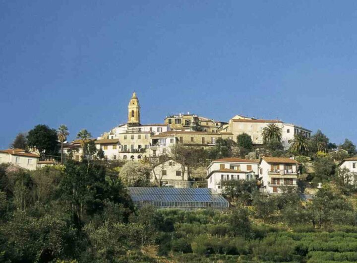 Questo piccolo borgo, pur non riconosciuto ufficialmente come Stato, esercita una forma di indipendenza che affascina visitatori da tutto il mondo