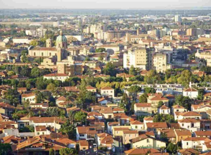Questo borgo della Romagna, affacciato sul mare Adriatico, custodisce un patrimonio artistico unico al mondo, capace di affascinare studiosi