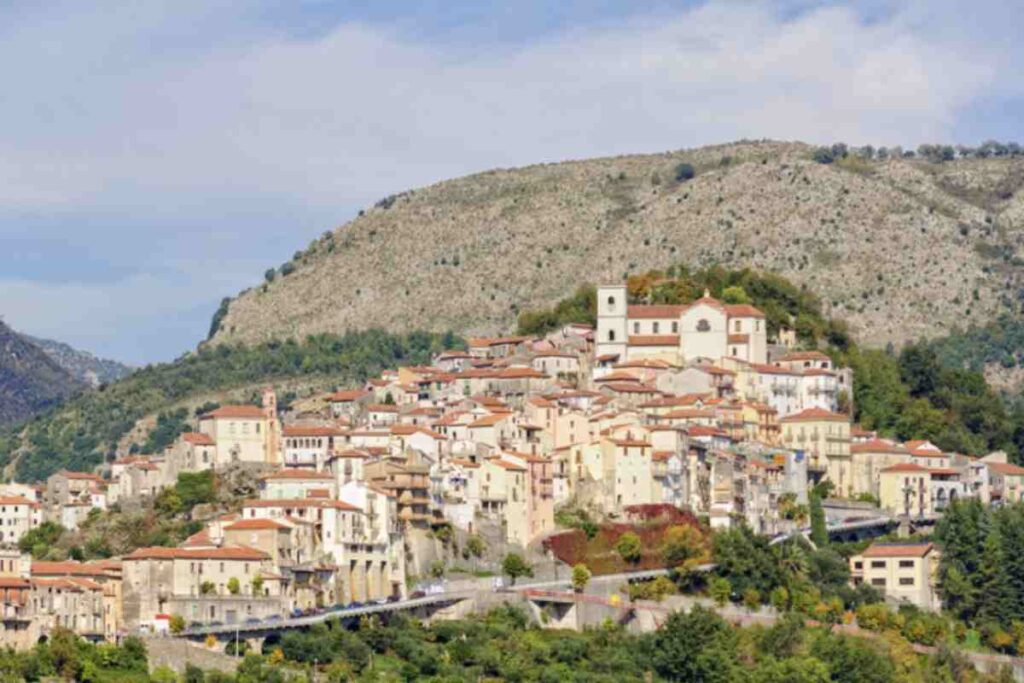 Questo angolo d’Italia, spesso sottovalutato come semplice punto di passaggio verso la costa