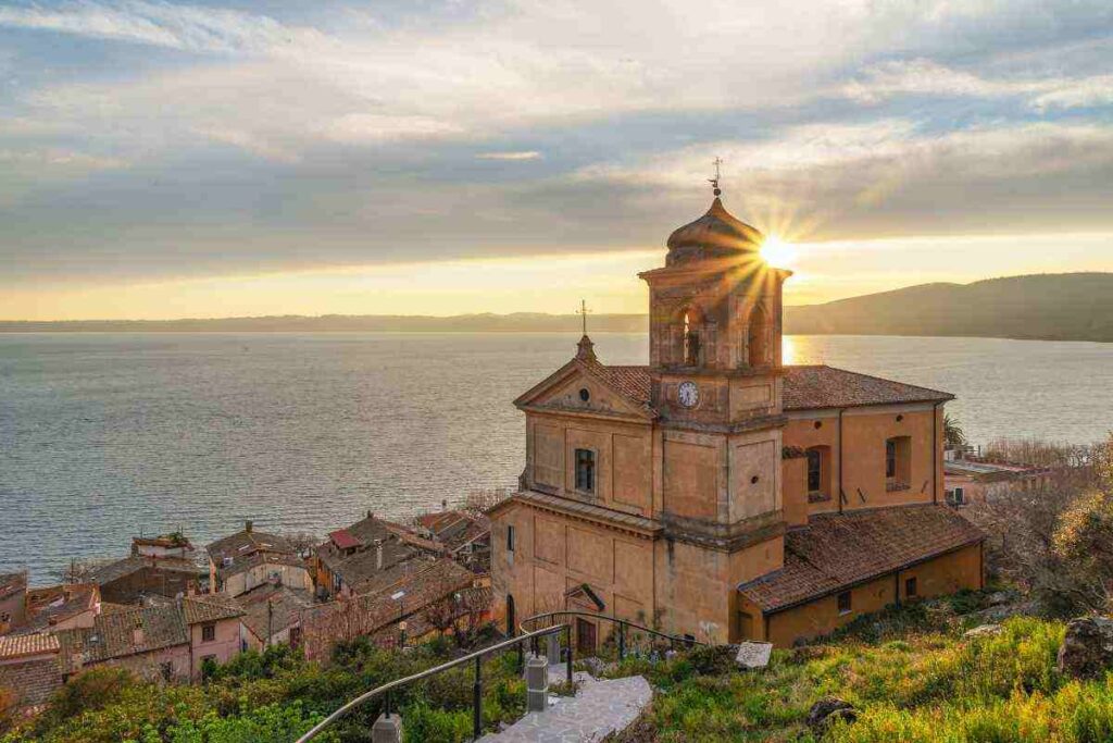 Questo borgo millenario sul lago sta conquistando tutti