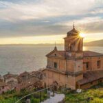 Questo borgo millenario sul lago sta conquistando tutti