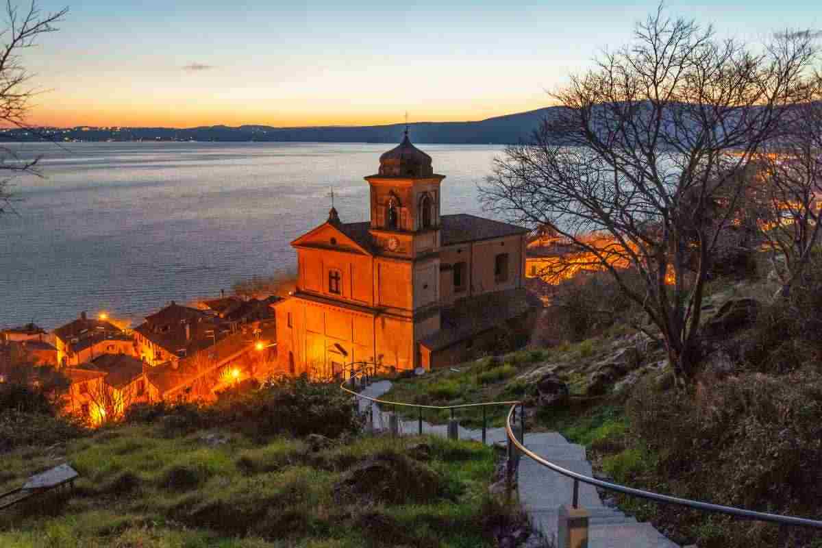 Questo borgo millenario sul lago sta conquistando tutti, tutti i dettagli