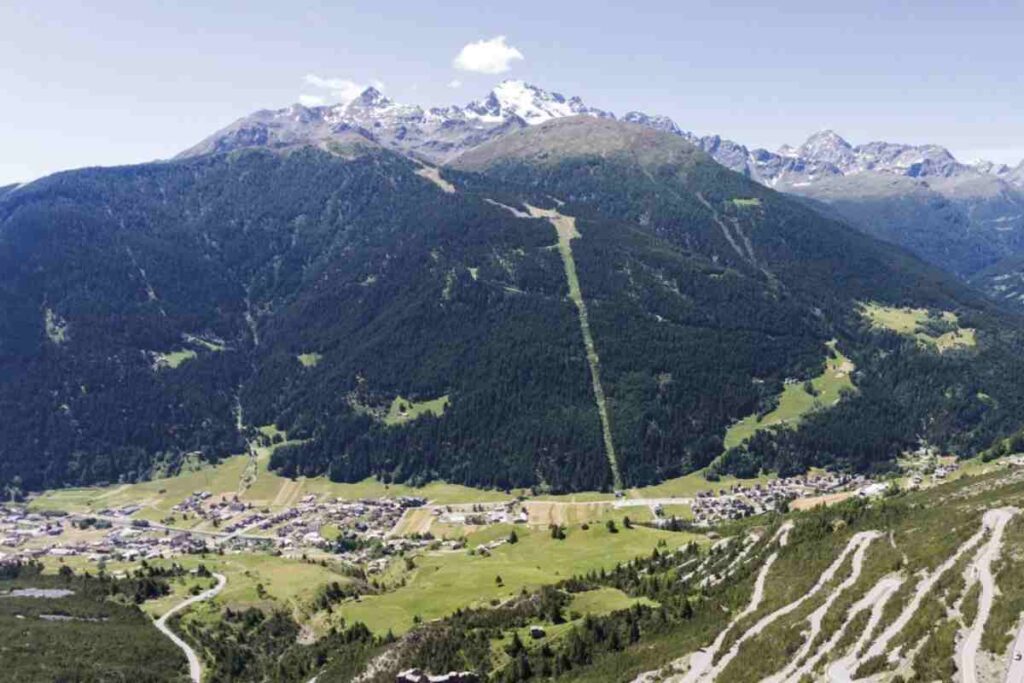 Non è un set cinematografico, ma un autentico borgo preistorico dove ancora oggi sono visibili migliaia di impronte di dinosauri