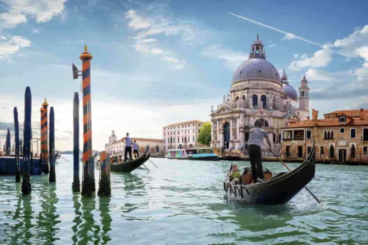 Anche Venezia, simbolo mondiale del turismo culturale, si conferma nella lista nera delle mete da evitare nel 2026