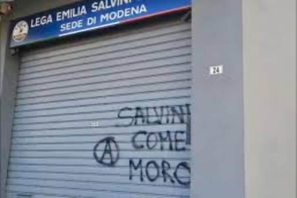 Scritta sulla serranda della sede della Lega a Modena: "Salvini come Moro". Il vicepremier sui social cita Paolo Borsellino
