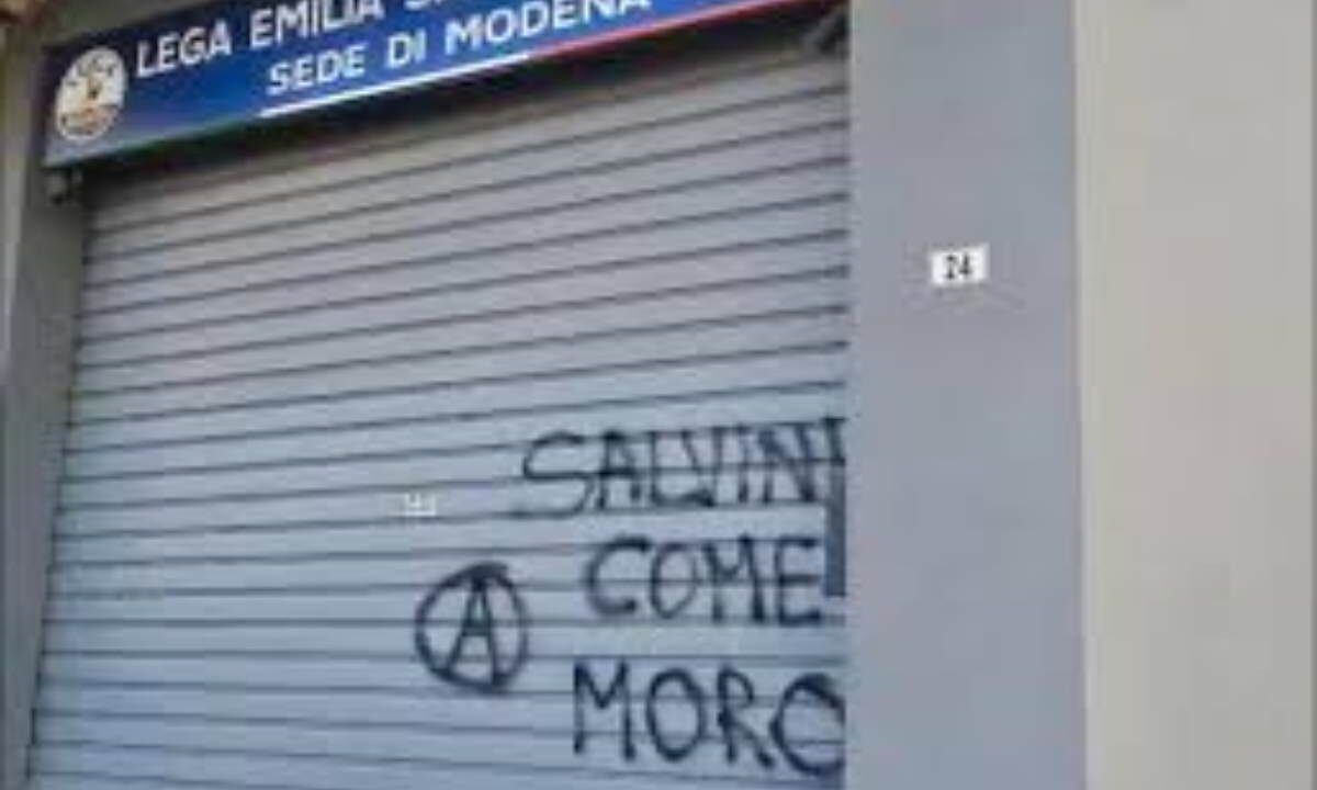Scritta sulla serranda della sede della Lega a Modena: "Salvini come Moro". Il vicepremier sui social cita Paolo Borsellino
