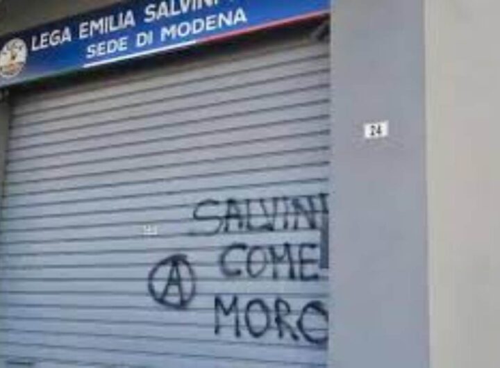 Scritta sulla serranda della sede della Lega a Modena: "Salvini come Moro". Il vicepremier sui social cita Paolo Borsellino