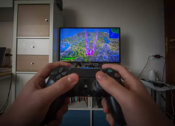 Videogiochi, nei ragazzi nocive più di 10 ore a settimana tra alimentazione sbagliata e poco sonno