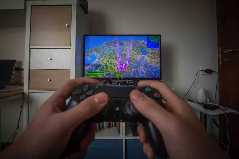 Videogiochi, nei ragazzi nocive più di 10 ore a settimana tra alimentazione sbagliata e poco sonno