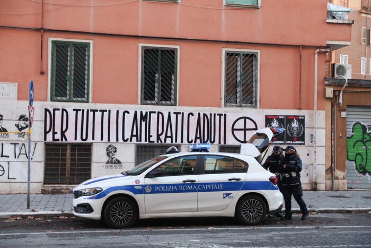 Roma, echi di anni ’70: aggrediti 4 militanti di destra alla vigilia di Acca Larentia, proiettili a sede Cgil