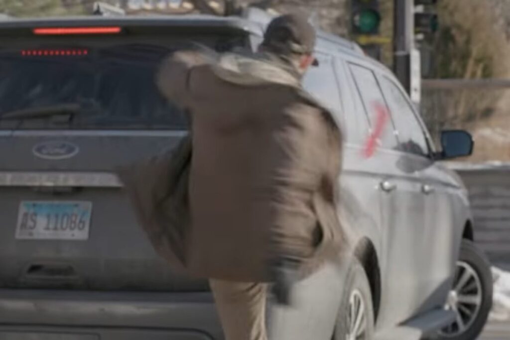 alex pretti calcia auto ice