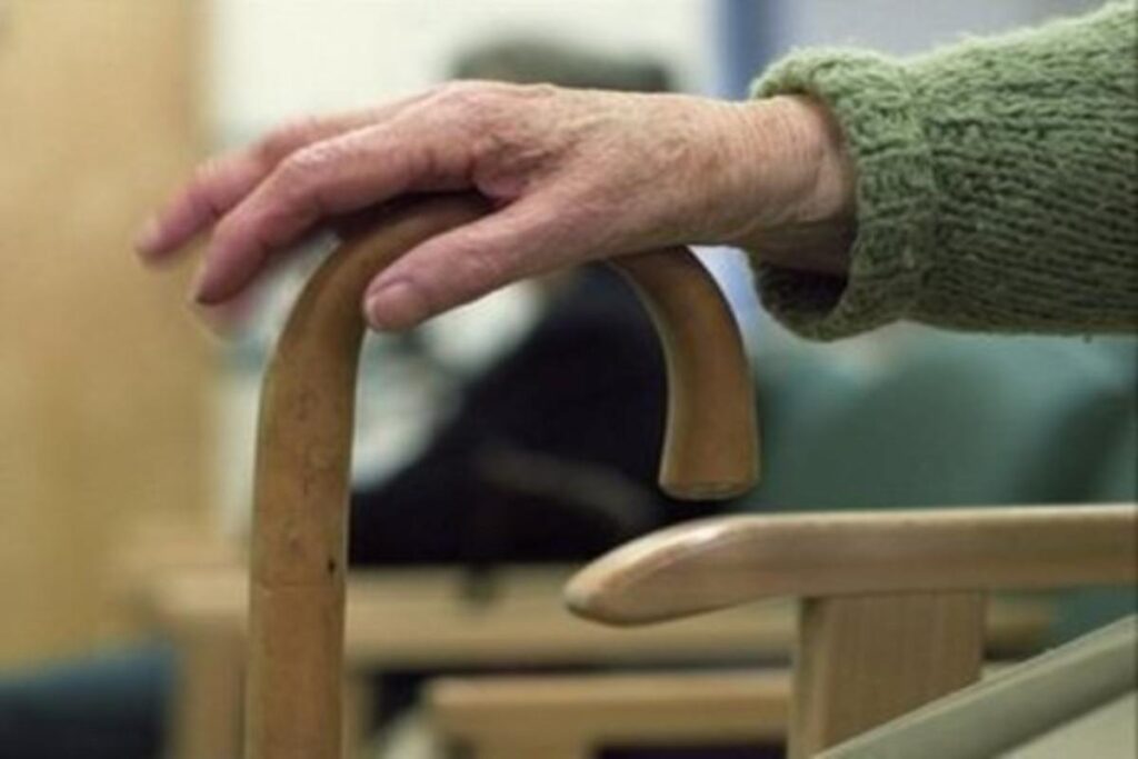 Colf e badanti, in Italia la metà è irregolare e una su 4 guadagna meno di 3mila euro all'anno