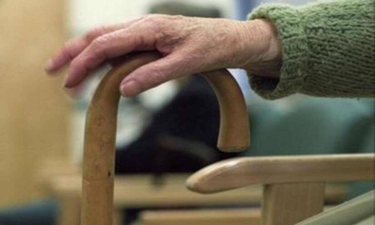 Colf e badanti, in Italia la metà è irregolare e una su 4 guadagna meno di 3mila euro all'anno