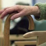 Colf e badanti, in Italia la metà è irregolare e una su 4 guadagna meno di 3mila euro all'anno