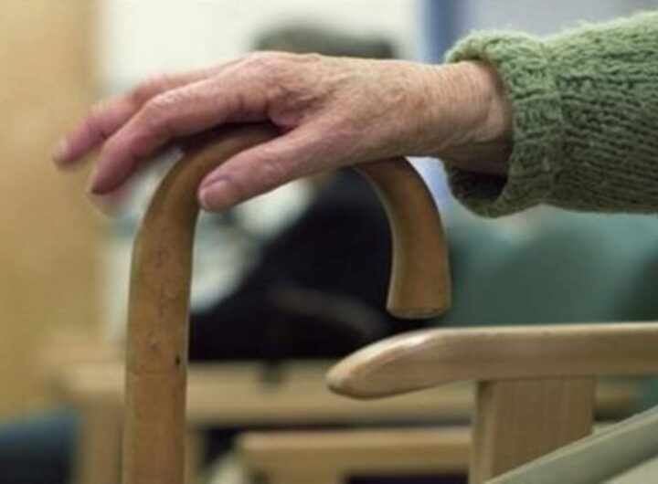 Colf e badanti, in Italia la metà è irregolare e una su 4 guadagna meno di 3mila euro all'anno