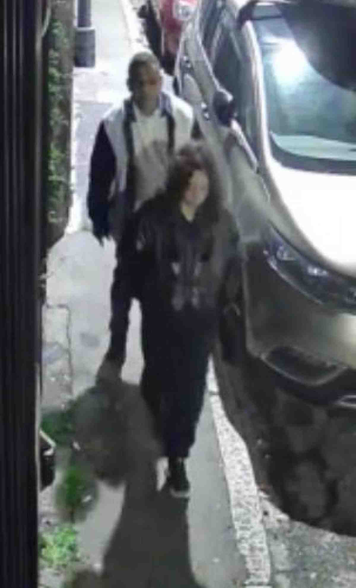 Aurora Livoli nella metro di Milano insieme all'uomo di 57 anni accusato della sua morte 